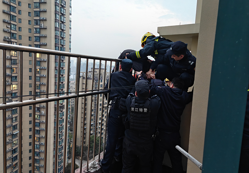 无人机锁定位置，杭州空地联合救回一条生命！