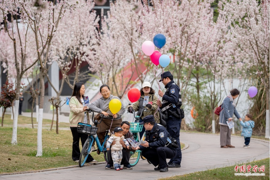 绵阳市公安局民警辅警在三江半岛广场为赏花群众发放反诈气球，讲解反诈常识