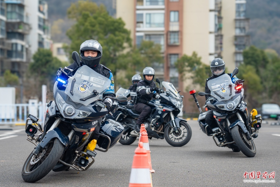 浙江省舟山市公安局定海区分局巡特警大队组织铁骑队员开展绕桩项目训练