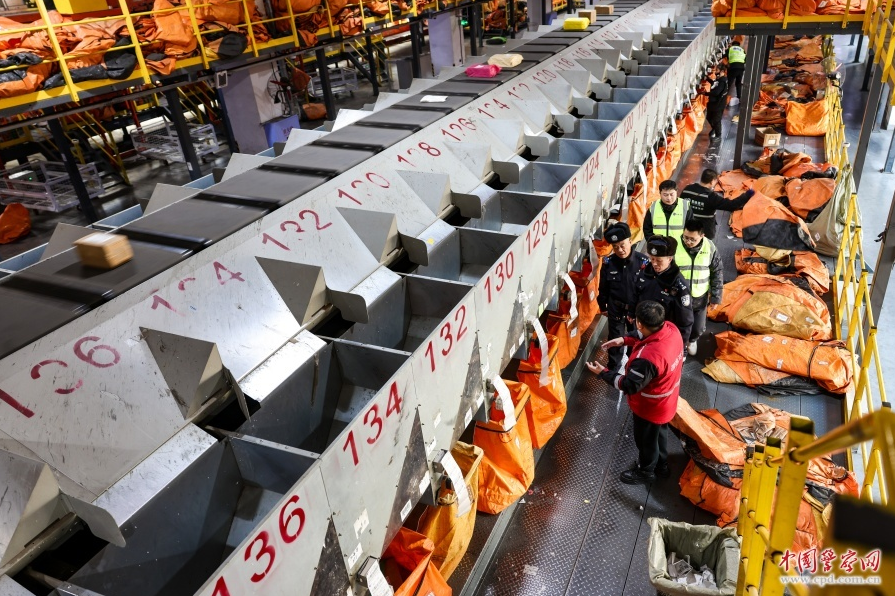 黑龙江省哈尔滨市公安局南岗分局民警民警在物流分拣车间检查作业流程