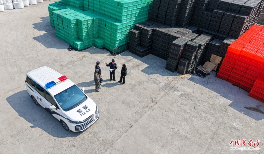 辽宁出入境边防检查总站丹东边境管理支队黄土坎边境派出所组织民警在码头向工人宣讲安全知识