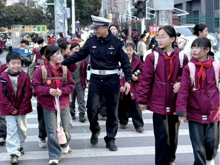 安徽省亳州市利辛县公安局交警利用学生放学时段，同步开展护学岗执勤与&ldquo;一盔一带&rdquo;交通安全宣传工作