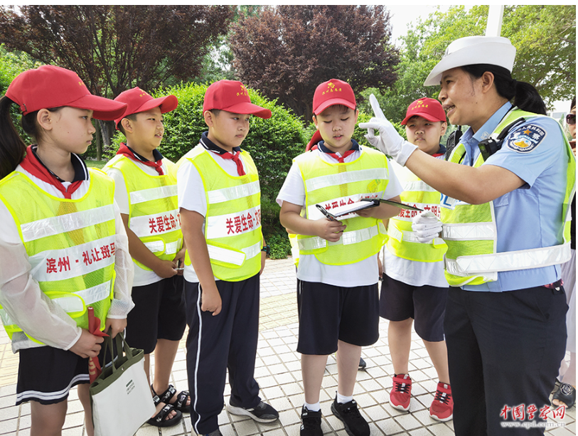 董爱荣：站成公安交管一线的标杆