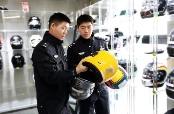 北京海关缉私破获系列走私摩托车头盔案