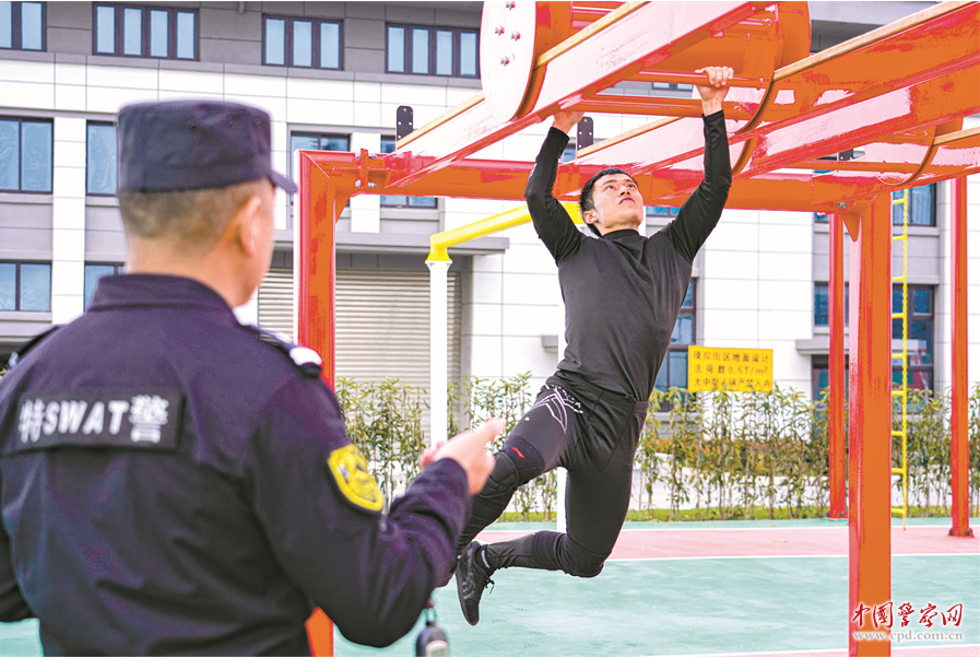 江苏省南通市公安局举行巡特警&ldquo;春训&rdquo;练兵活动。