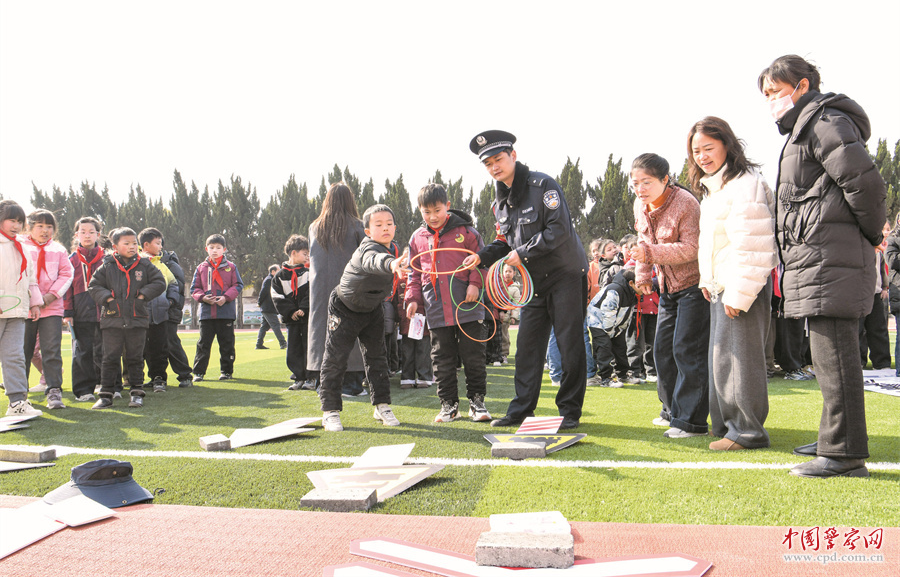 安徽省含山县公安局昭关派出所和上海铁路公安局合肥公安处巢湖东站派出所民警开展普法宣传进校园活动