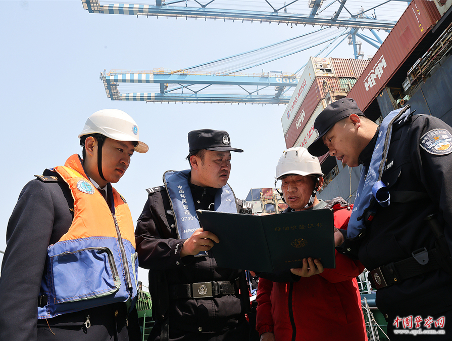 山东出入境边防检查总站黄岛边检站联合青岛市公安局港航公安局以及海关、海警、海事等涉海部门联合执法