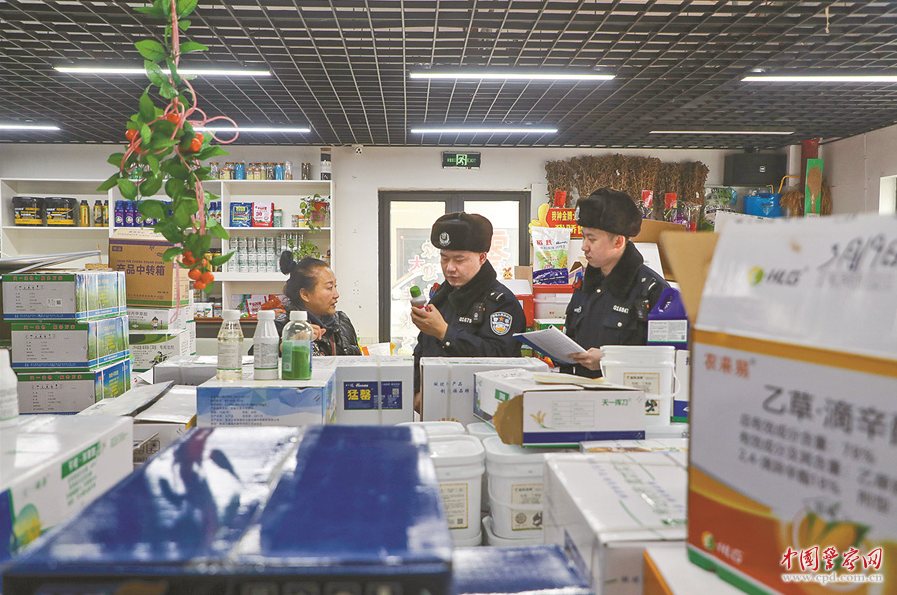 黑龙江省哈尔滨市公安局组织民警走进辖区为全年农业丰产丰收筑牢坚实基础。