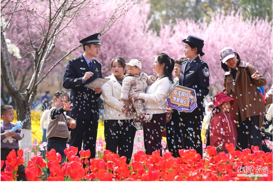 江苏省淮安市公安局清江浦分局民警向群众宣传反诈