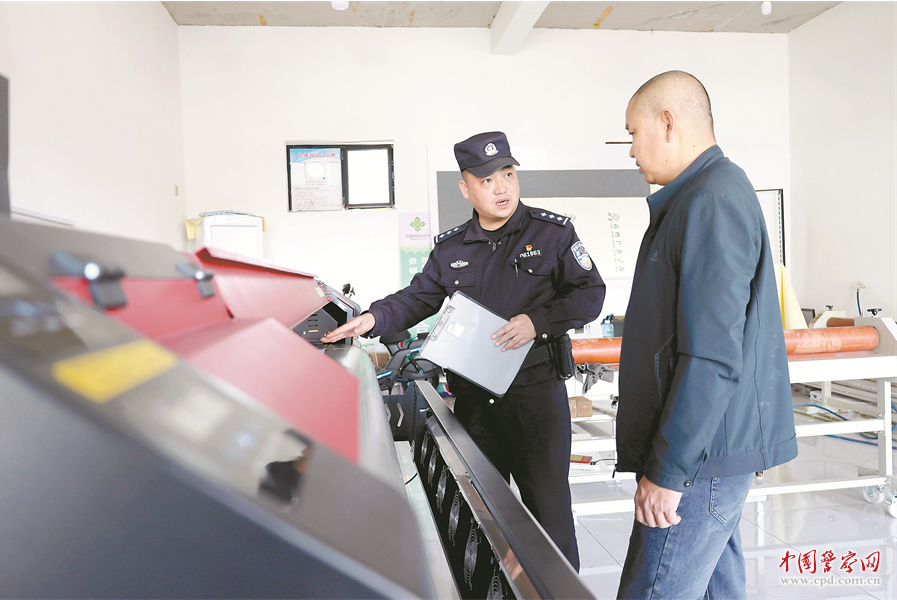 新疆维吾尔自治区伊宁县公安局组织民警为辖区经营户讲解安全生产注意事项