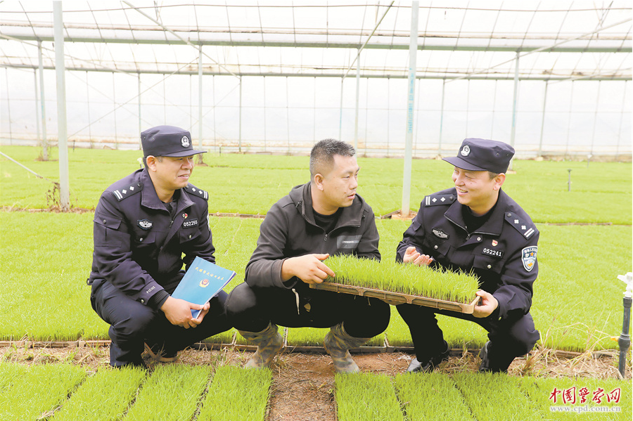 江西省分宜县公安局凤阳派出所民警走进田间地头向群众宣传安全防范知识