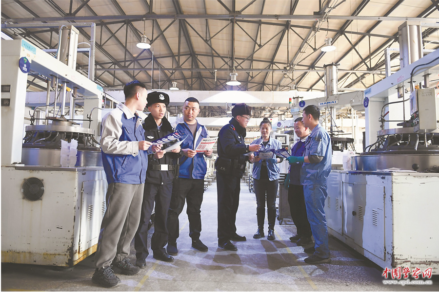 黑龙江省哈尔滨市公安局松北分局民警辅警来到辖区企业开展安全检查与反诈宣传