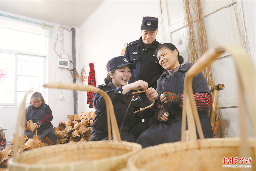 安徽省舒城县公安局城东派出所组织警力走进辖区向群众普及防火、反诈等知识