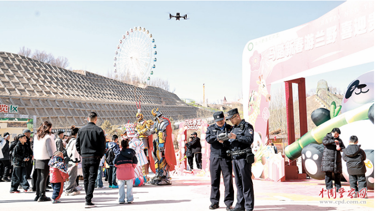 花开遍野春光暖　警徽闪耀守安宁