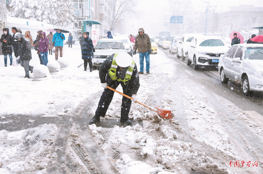 以雪为令　呼伦贝尔民警及时救助被困车辆