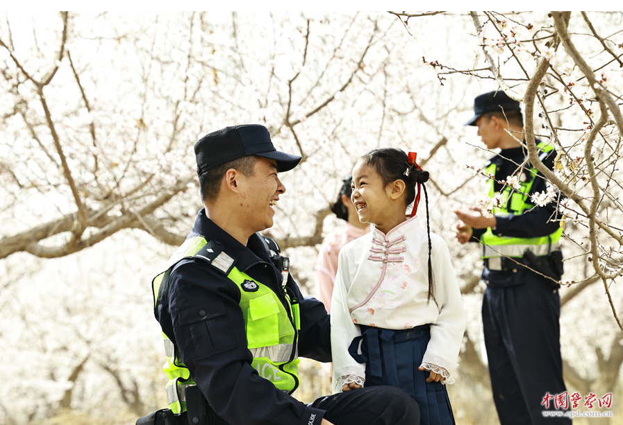 乌鲁木齐铁路公安局库尔勒公安处轮台站派出所民警对沿线赏花游客开展安全宣传