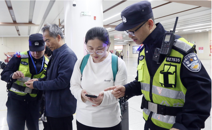 河南省洛阳市公安局轨道交通分局民辅警全面加强站点及周边巡逻防控力度，开展各种便民服务