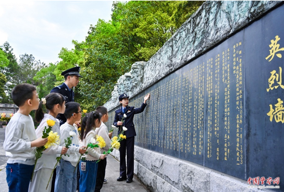福建省德化县公安局民警带领辖区幼儿园小朋友到县革命烈士陵园开展清明节主题活动