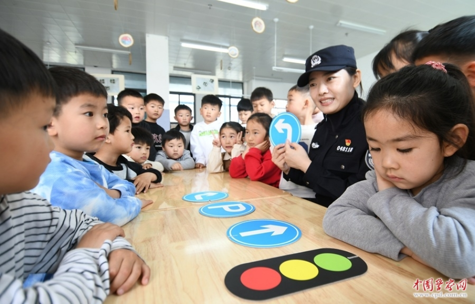 河南省浚县公安局黎阳派出所组织民警走进辖区幼儿园宣传安全知识