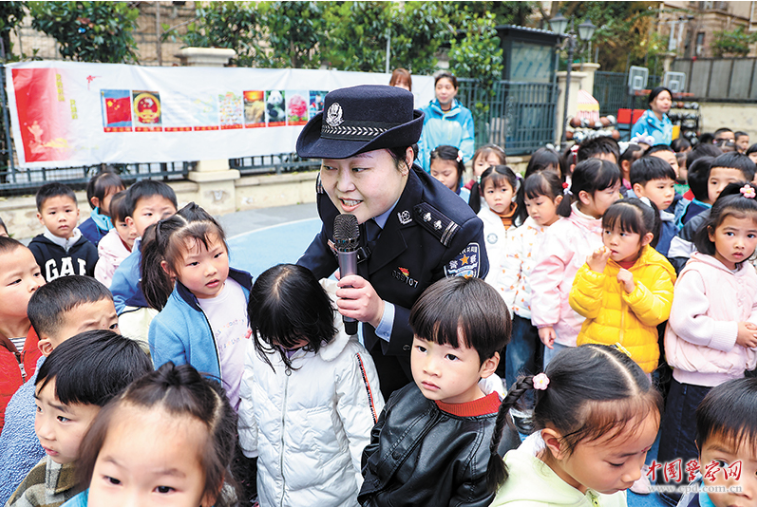 杨婷：铁肩担正义 柔情护妇孺