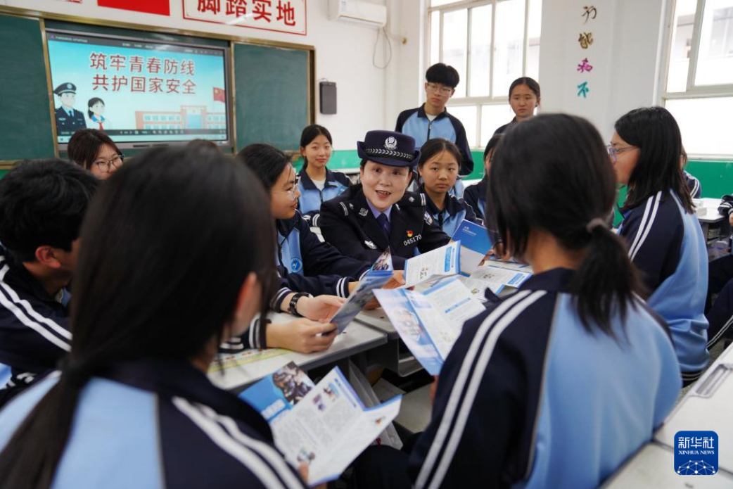 河南省沁阳市公安局民警在沁阳市致远中学给学生讲解国家安全知识