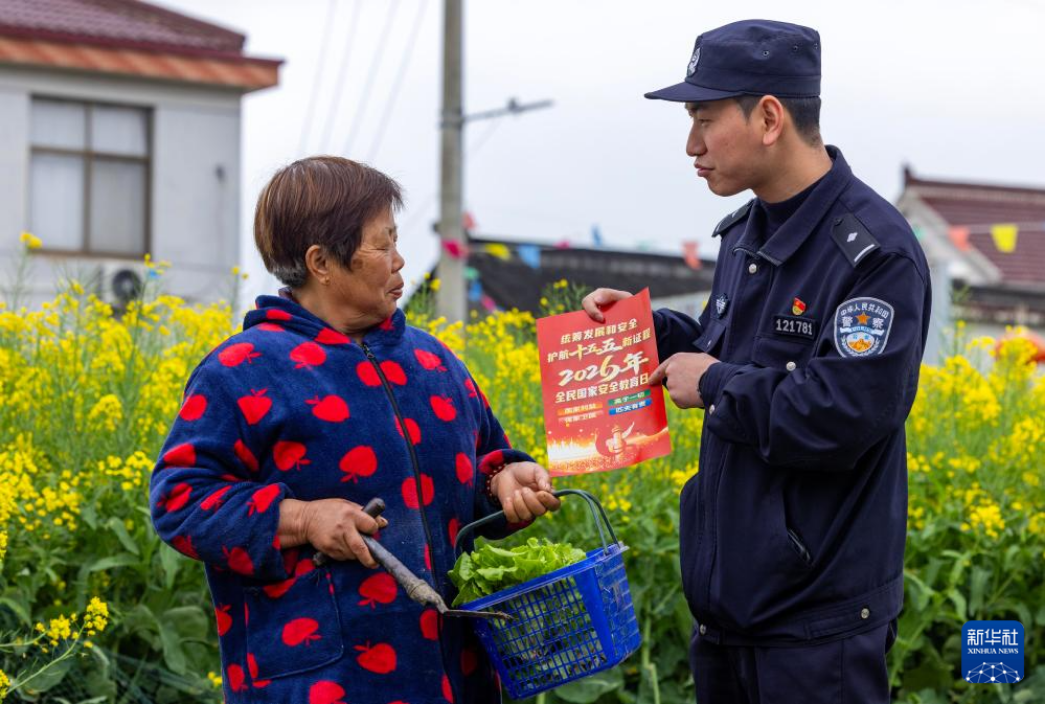 江苏省泰州市公安局海陵分局九龙派出所民警在辖区向农户宣传国家安全知识