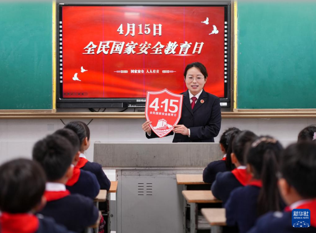 江苏省兴化市人民检察院未成年人法治宣讲团的工作人员在兴化市景范学校给学生讲解国家安全知识