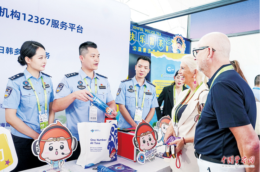 海南：面对面为中外参展人员提供移民管理政策推介服务