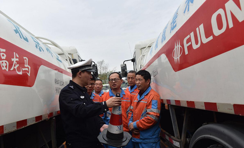 安徽省宿松县公安局交通管理大队深入辖区交通安全风险防范知识