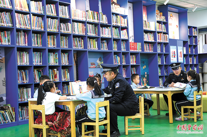 乌鲁木齐铁路公安局奎屯公安处博乐站派出所民警走进图书馆