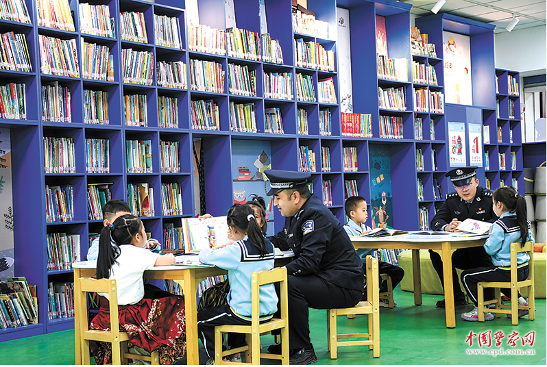 乌鲁木齐铁路公安局奎屯公安处博乐站派出所民警走进图书馆