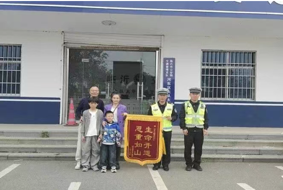山东临沂交警河东区大队太平中队民辅警挺身而出为孩子生命保驾护航