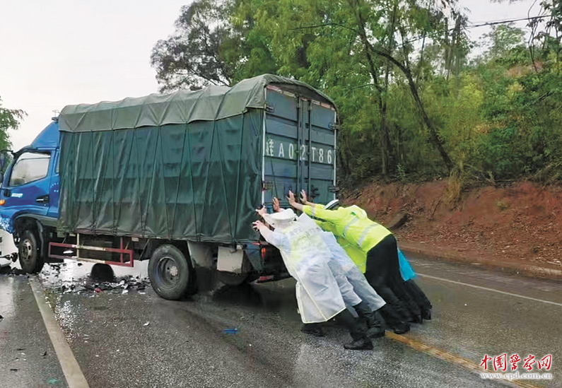 广西：暴风雨中 奋战抢险一线