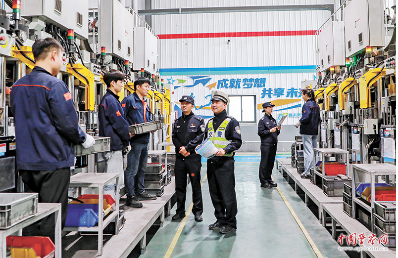 浙江省浦江县公安局民警辅警走进辖区企业生产车间，向一线员工讲解反诈防范技巧，普及交通安全知识