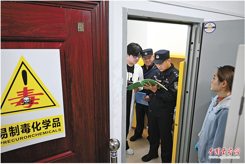 江苏省南京市公安局建邺分局组织民警来到辖区企业，开展危险化学品管理安全检查。