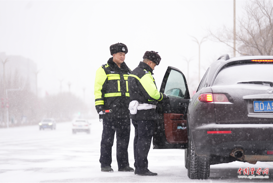 呼伦贝尔：多方联动抗风雪 及时救助暖人心