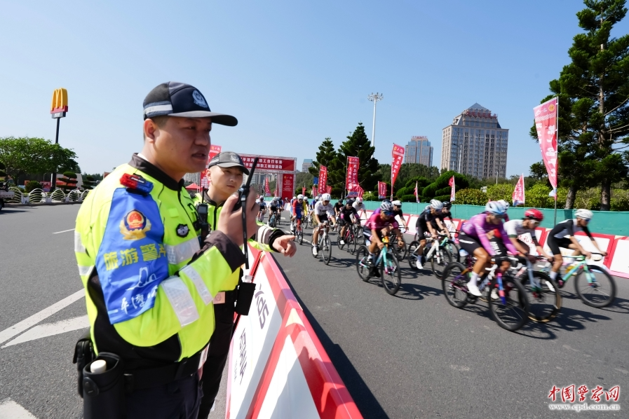 福建省平潭综合实验区公安局民警在第十届平潭两岸职工自行车赛值守