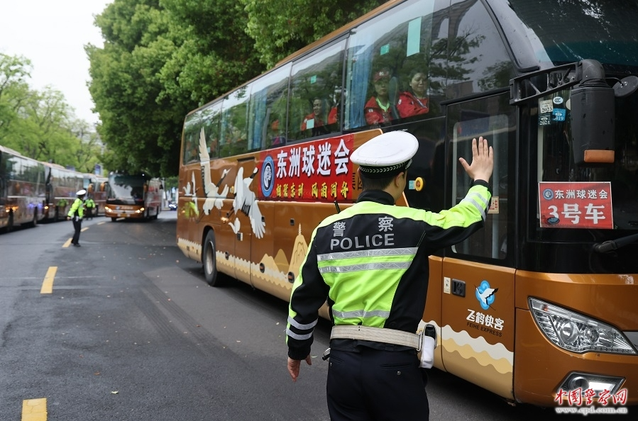 常州市公安局交通管理支队高架大队民警辅警指导南通球迷顺利进场