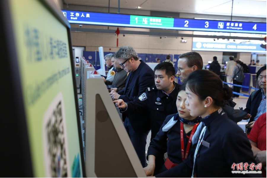 浙江出入境边防检查总站宁波机场边检站民警和机场工作人员引导客商办理通关手续