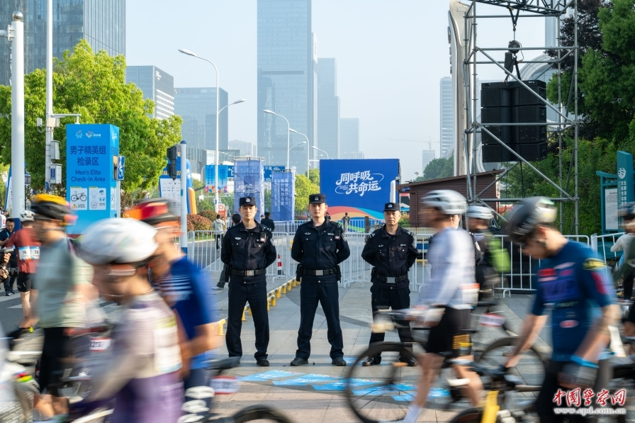 安徽省合肥市公安局包河分局民警辅警为一带一路&rdquo;国家驻华使节自行车系列赛在活动现场执勤