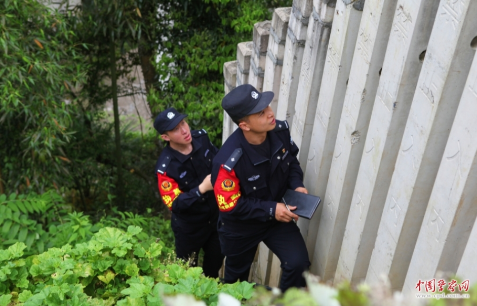 广州铁路公安局怀化公安处吉首站派出所民警深入辖区铁路沿线检查铁路防护设施