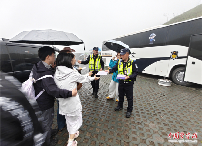 雨雪突袭　新疆迅速启动应急预案保障群众出行平安
