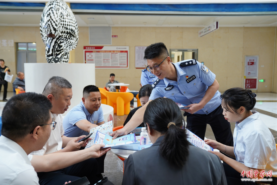 江西省赣州市公安局经济技术开发区分局组织民警辅警走进辖区医院