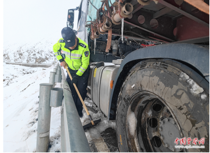 顶风冒雪　西藏公安机关及时救援被困群众