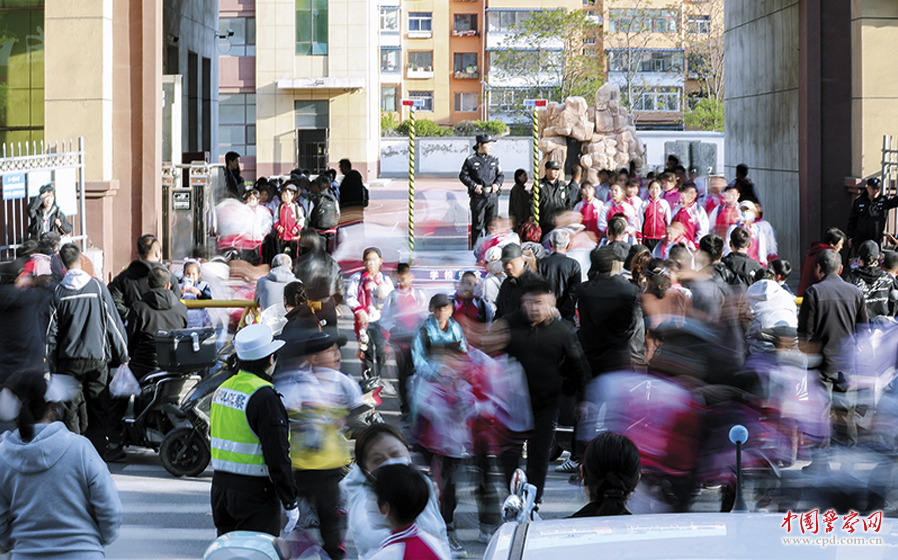 辽宁省阜新市公安局交管部门联合属地派出所民警站好&ldquo;护学岗&rdquo;