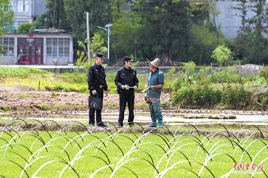 湖北省利川市公安局南坪派出所民警辅警走进辖区田间地头走访群众