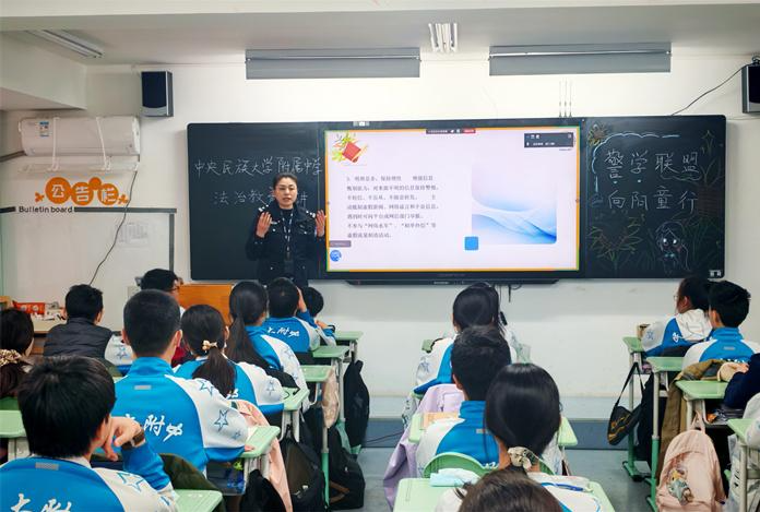 北京市公安局海淀分局海淀派出所社区民警在中央民族大学附属中学开展法治讲座