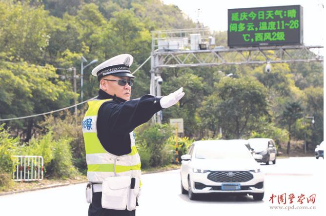 长城警色暖 平安一路行