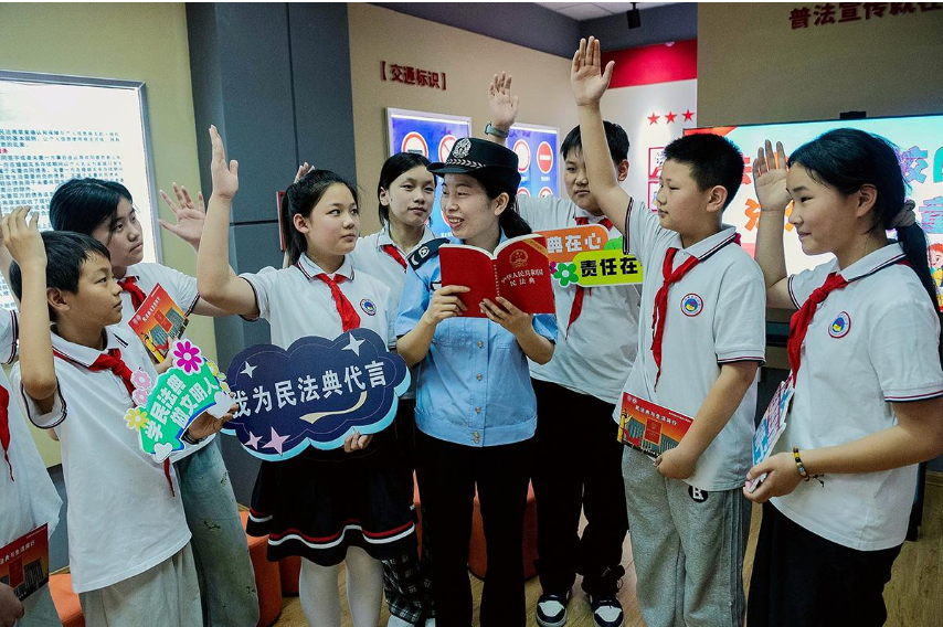 安徽省含山县司法局联合环峰第三小学，在县法治宣传教育中心开展&ldquo;法典浸润校园 法治扎根童心&rdquo;普法宣传