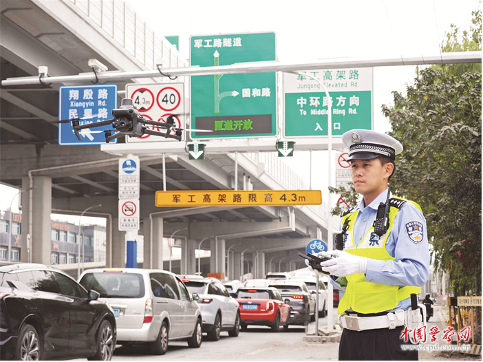 倪嘉辉：接过英模旗帜 守护城市脉动
